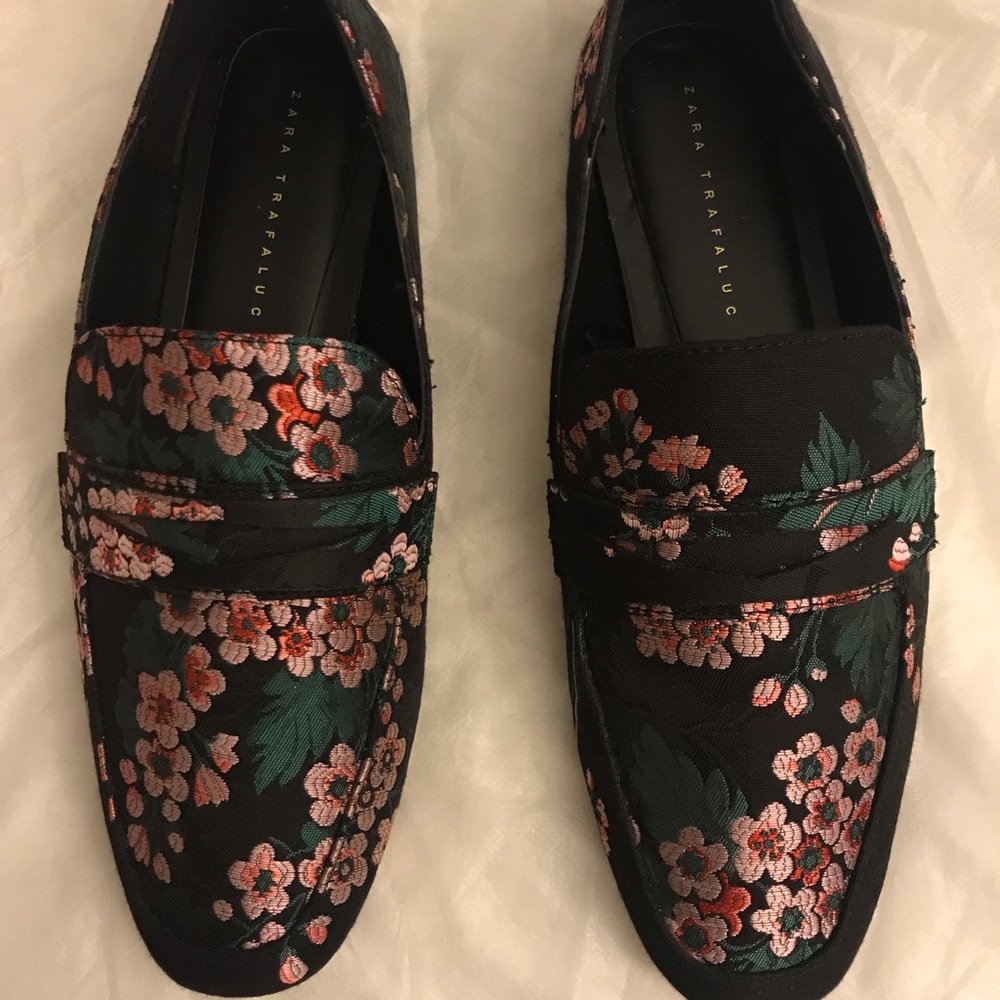 Zara Embroidered Loafers size 6
